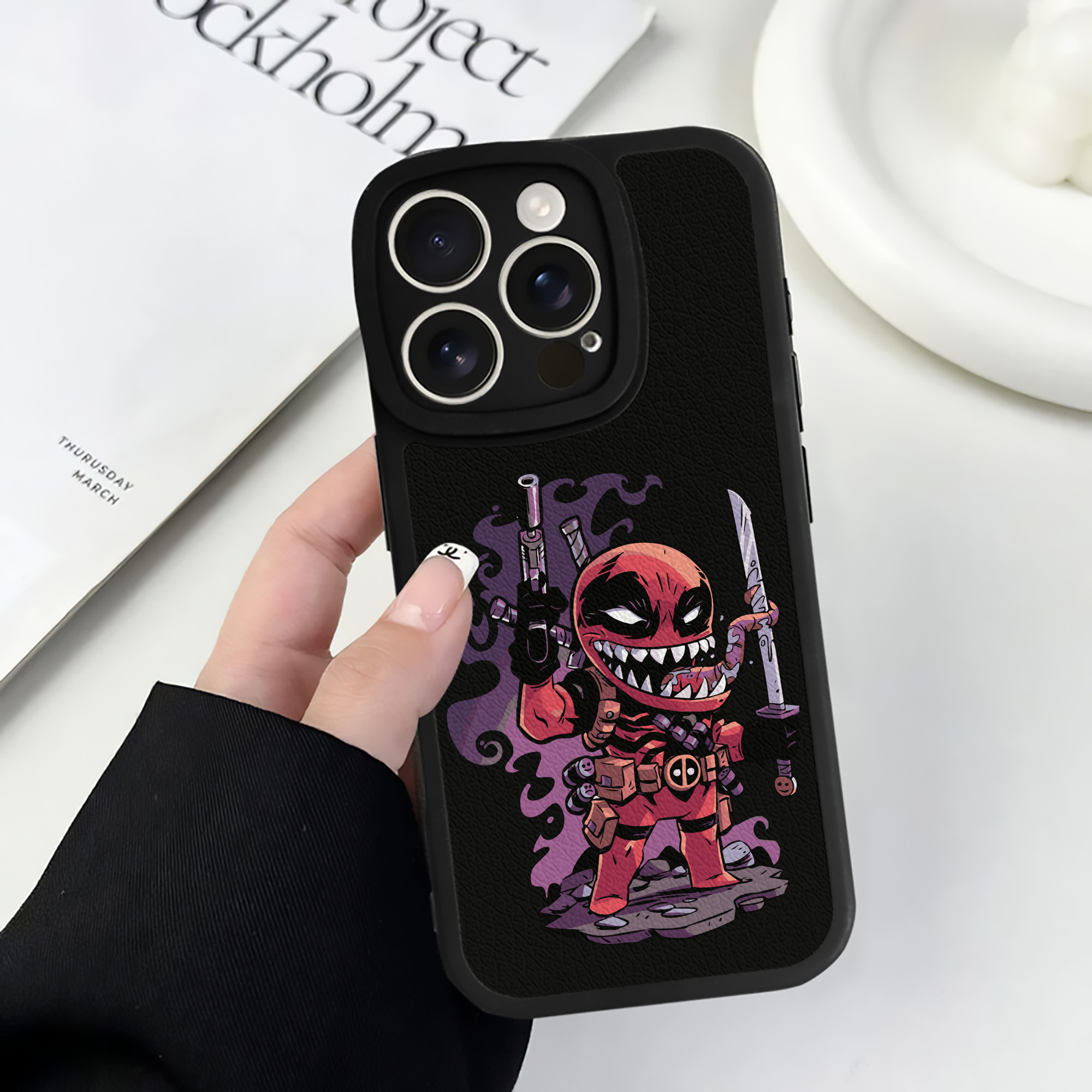 （画像用） アベンジャーズ The Avengers 【iPhone 16シリーズ対応】シリコンスマホケース（レザー調） 材質：シリコン